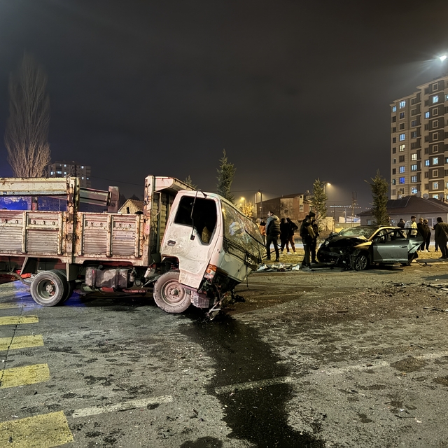 Kayseri'de otomobil ile kamyonetin çarpıştığı kazada 6 kişi yaralandı