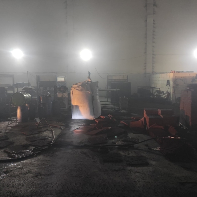 Adana'da kauçuk fabrikasında çıkan yangın hasara neden oldu