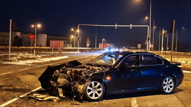 Kars'ta çarpışan iki otomobilin sürücüleri yaralandı