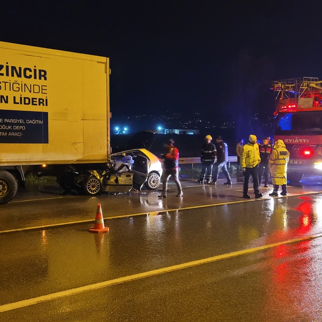 Samsun'da tıra çarpan otomobilin sürücüsü hayatını kaybetti