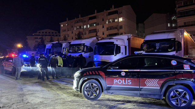 Edirne'de polise mukavemet eden 2 tır sürücüsü gözaltına alındı
