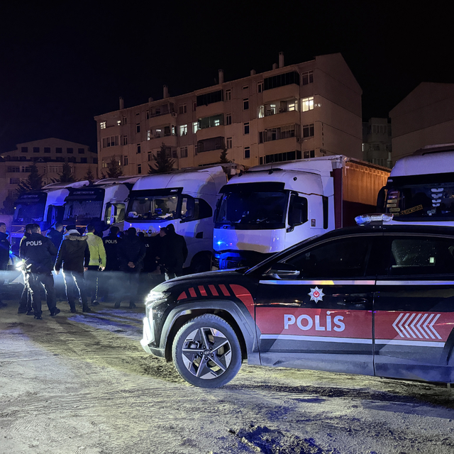Edirne'de polise mukavemet eden 2 tır sürücüsü gözaltına alındı