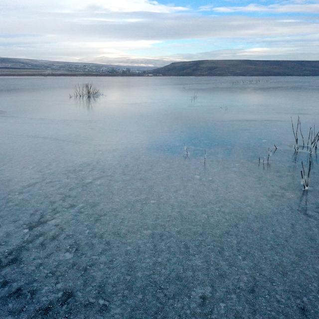 Kars Barajı'nın yüzeyi soğukların etkisiyle buz tuttu