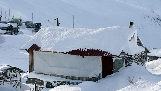 Ardahan'da yayla evleri karla kaplandı