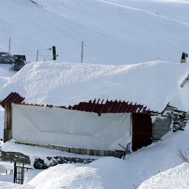 Ardahan'da yayla evleri karla kaplandı
