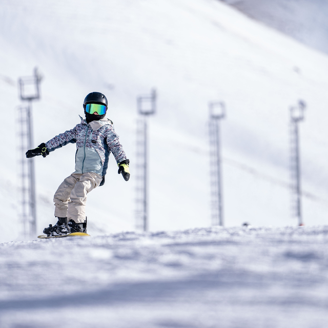 Palandöken'in "minik kayakçıları" pistlerin tozunu attırıyor