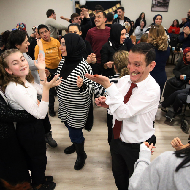 Özel bireyler kutlamalarını "Mutlu Kafe"de yapıyor