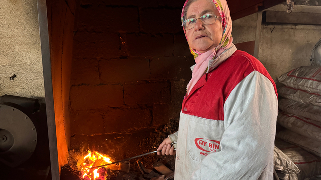 Bartın'da 5 çocuk annesi, 40 yıldır eşiyle örste demir dövüyor