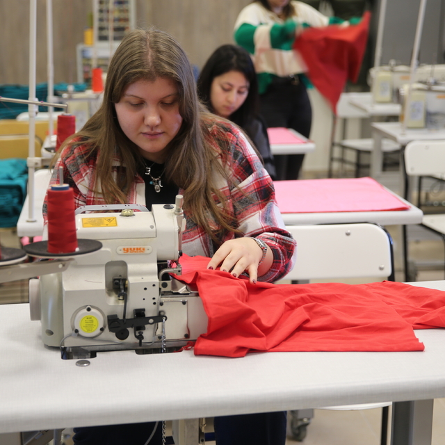 Trakya Üniversitesi'nde "efsane renk" Edirne kırmızısıyla kıyafet ve hediye...