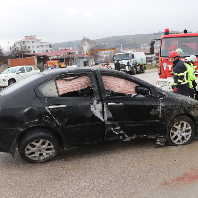 Samsun'da devrilen otomobildeki 3 kişi yaralandı
