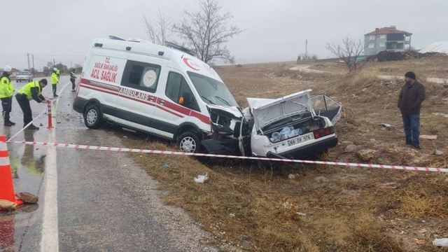 Yozgat'ta ambulansla otomobilin çarpıştığı kazada 1 kişi öldü