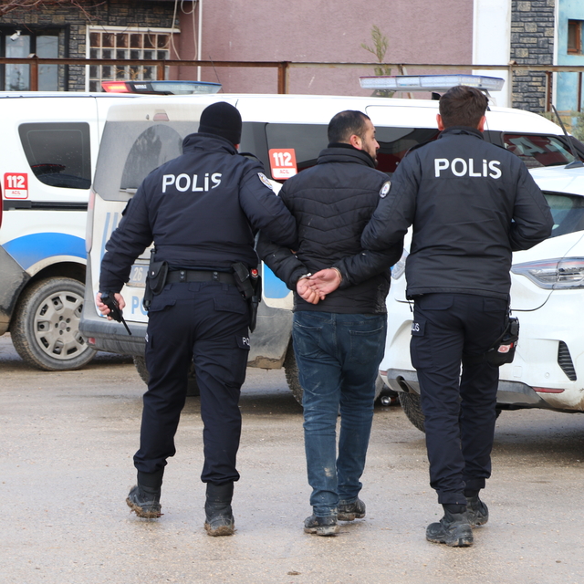 Eğlence mekanındaki silahlı kavgada yaralandı; gizlice polisi izlerken yaka...