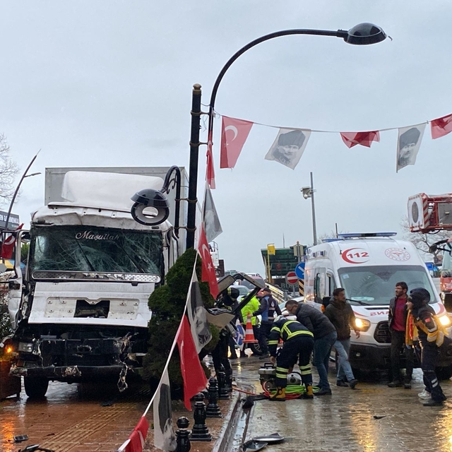 Giresun'da kamyon ile tırın çarpıştığı kazada 3 kişi yaralandı