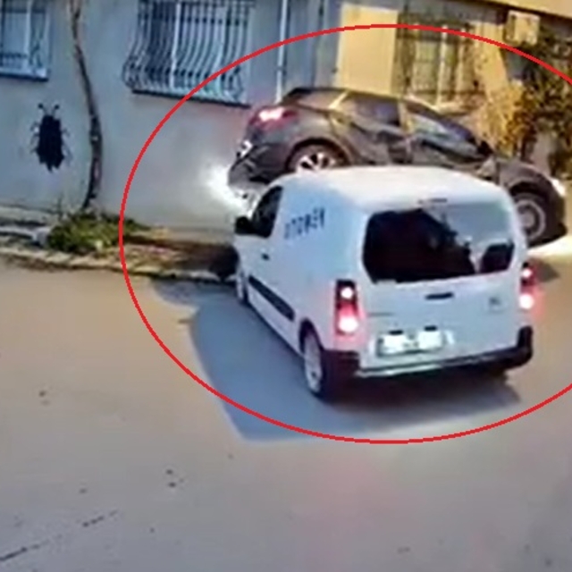 Hafif ticari araçla otomobilin çarpıştığı kaza kamerada