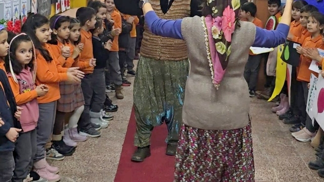 Gelibolu'da öğretmenler yöresel giysilerle Yerli Malı Haftasına renk kattı