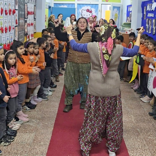 Gelibolu'da öğretmenler yöresel giysilerle Yerli Malı Haftasına renk kattı...