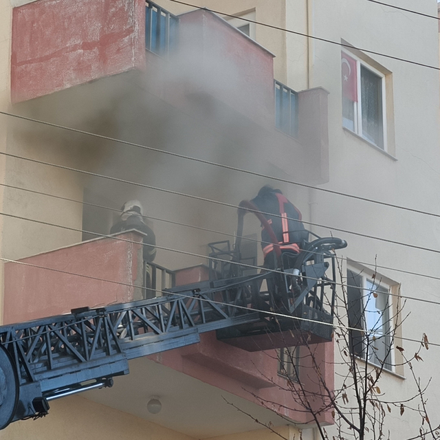 Çakmakla oynayan çocuk yangın çıkardı, 2 kişi dumandan etkilendi