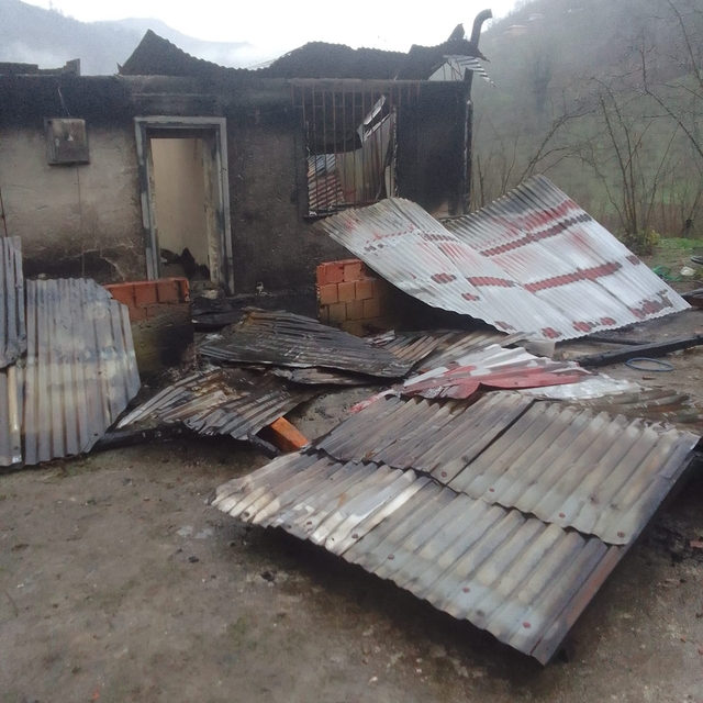 Salıpazarı'nda yanan ev kullanılamaz hale geldi