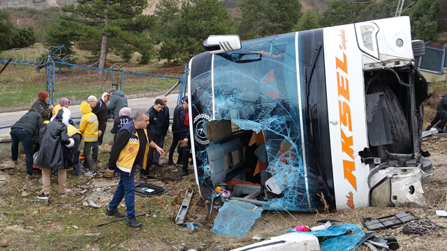 Isparta'da yolcu otobüsü devrildi; 1 ölü, 24 yaralı (2)