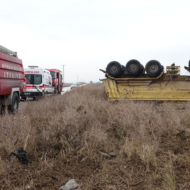 Adana'da devrilen kamyonun şoförü yaralandı