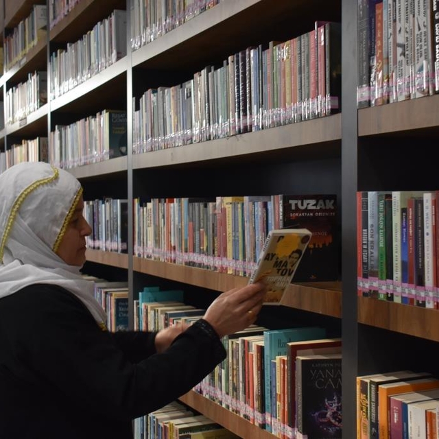 Kayseri'de 61 yaşındaki ilkokul mezunu Şaziye teyze kütüphanenin müdavimi o...