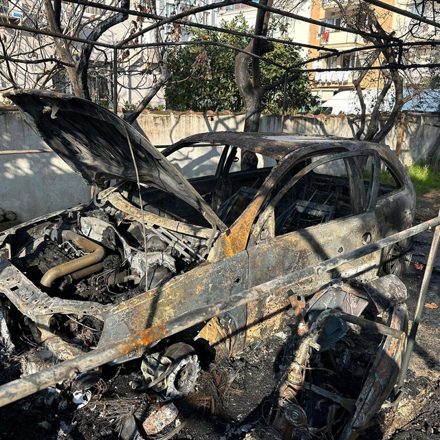 İzmir'de kundaklandığı iddia edilen otomobille 2 motosiklet yandı