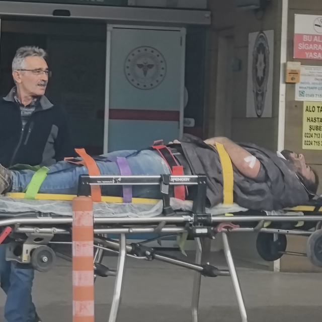 2'nci kattan yük asansörü boşluğuna düşen işçi yaralandı