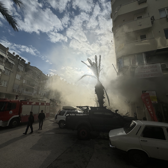Antalya'da apartmanın bodrum katında çıkan yangın söndürüldü