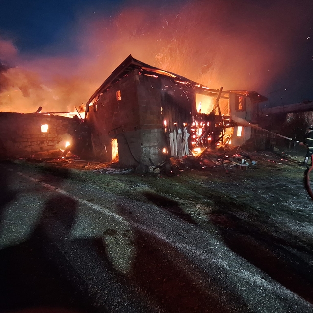 Gerede'de çıkan yangında ev, ahır ve samanlık kullanılamaz hale geldi