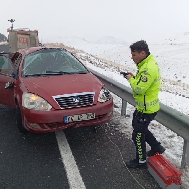 Ağrı'da iki ayrı trafik kazasında 3 kişi yaralandı