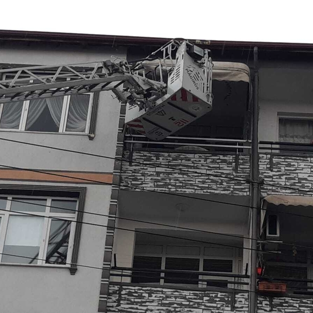 Evinin odasında kilitli kalan kadını, itfaiye kurtardı