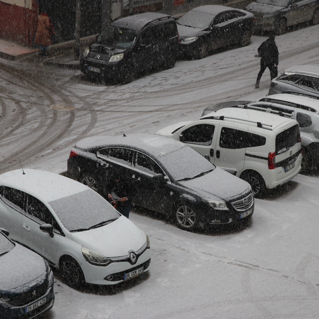 Ağrı kar yağışıyla yeniden beyaza büründü