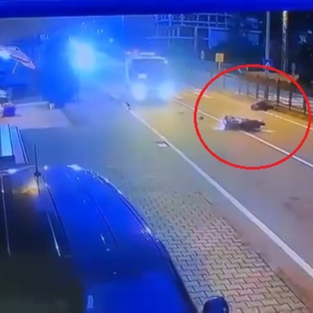 Devrilen motosikletin sürücüsünün yaralandığı kaza kamerada