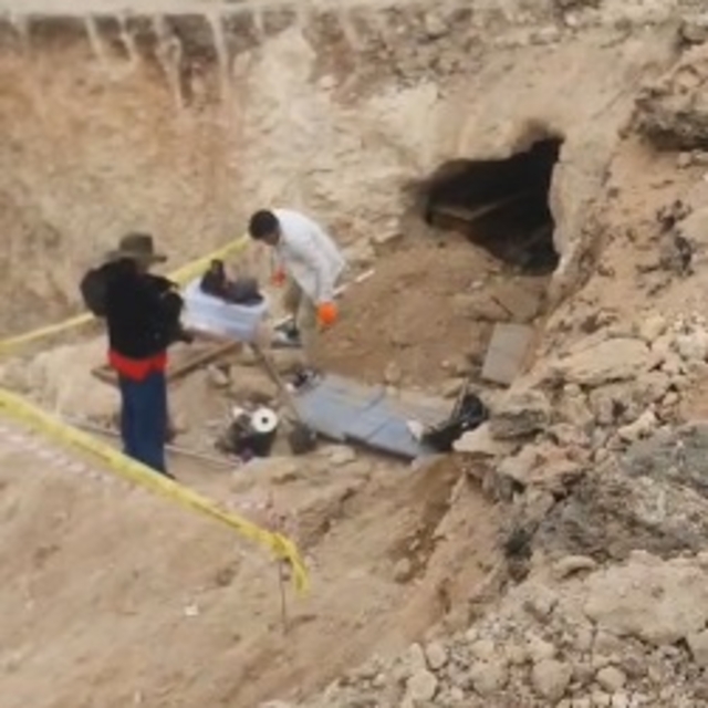 Hatay'da şantiyede kazı sırasında kaya mezarları bulundu