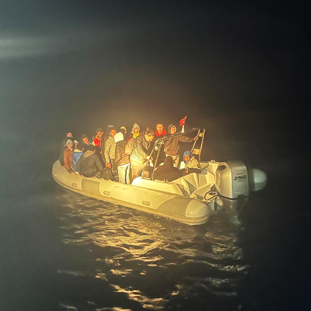 Muğla açıklarında sürüklenen bottaki 27 düzensiz göçmen kurtarıldı