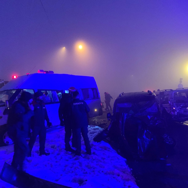 Bolu Dağı'nda sis zincirleme kazaya sebep oldu: 6 yaralı