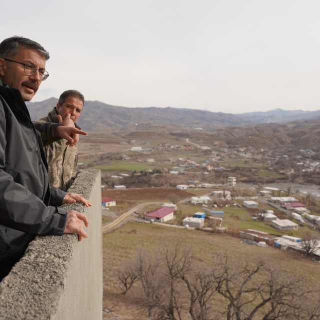 Hakkari Valisi Çelik, Irak sınırında yapılan güvenlik duvarını inceledi