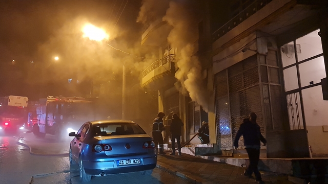 Kocaeli'de iş yerinde çıkan yangın söndürüldü