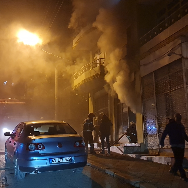 Kocaeli'de iş yerinde çıkan yangın söndürüldü