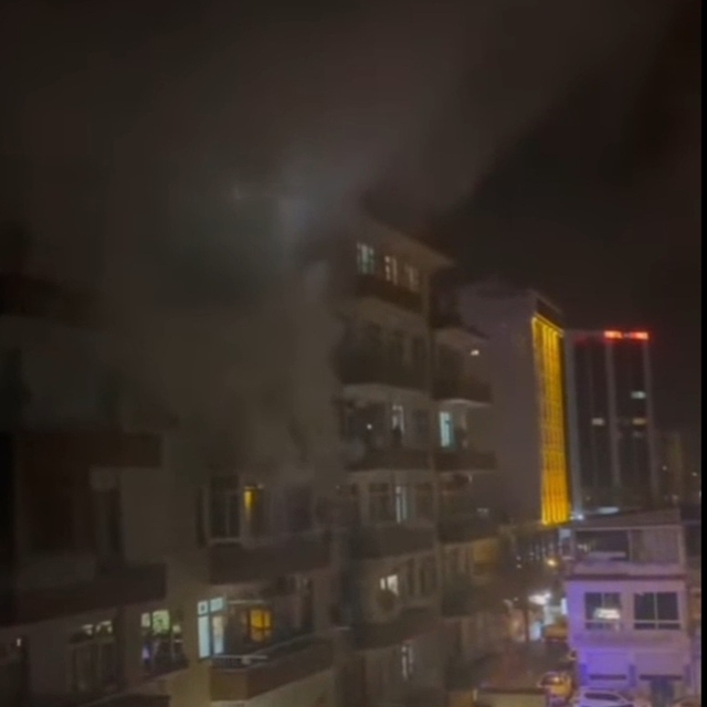 Apartman dairesinde çıkan yangında anne ve bebeği dumandan etkilendi