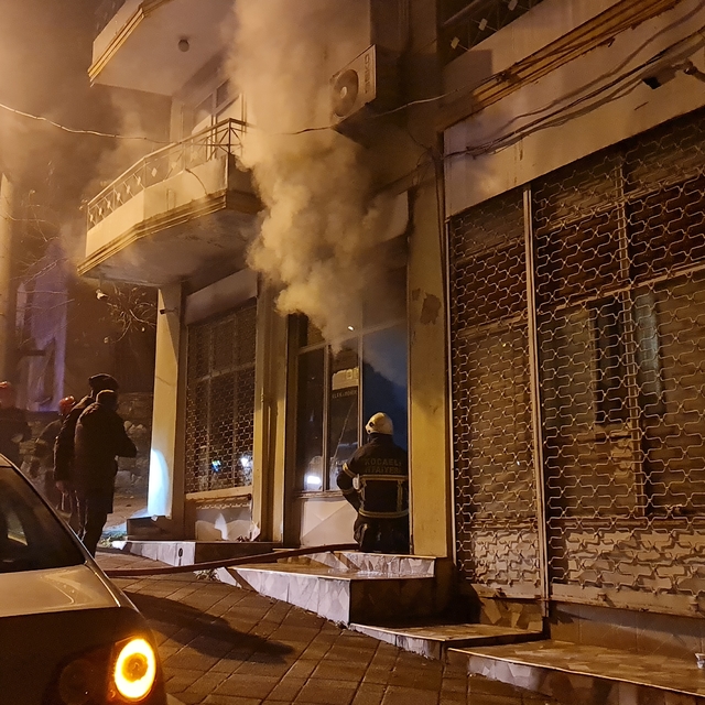 Televizyon tamir dükkanında çıkan yangın söndürüldü
