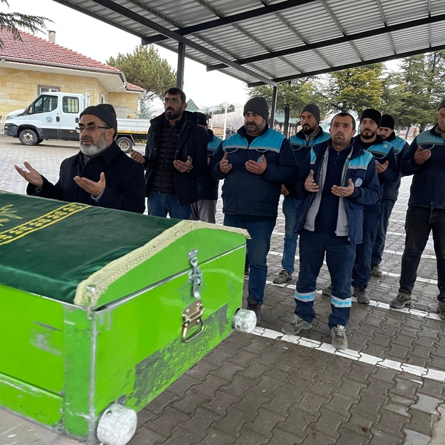 Otel odasında ölen Endonezyalı kadın turist kimsesizler mezarlığında defned...