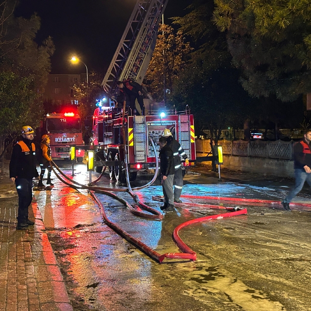 Uşak'ta 7 katlı apartmanın çatısında çıkan yangın söndürüldü