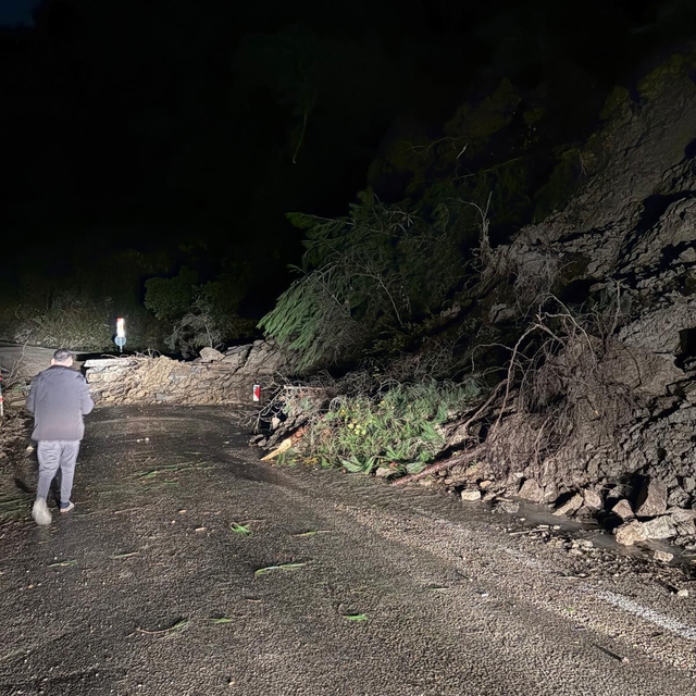 Kastamonu'da heyelan nedeniyle sahil yolu ulaşıma kapandı