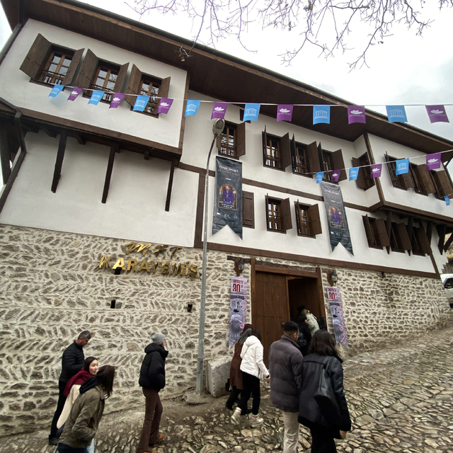 Modacı Cemil İpekçi Safranbolu'da sergi açtı