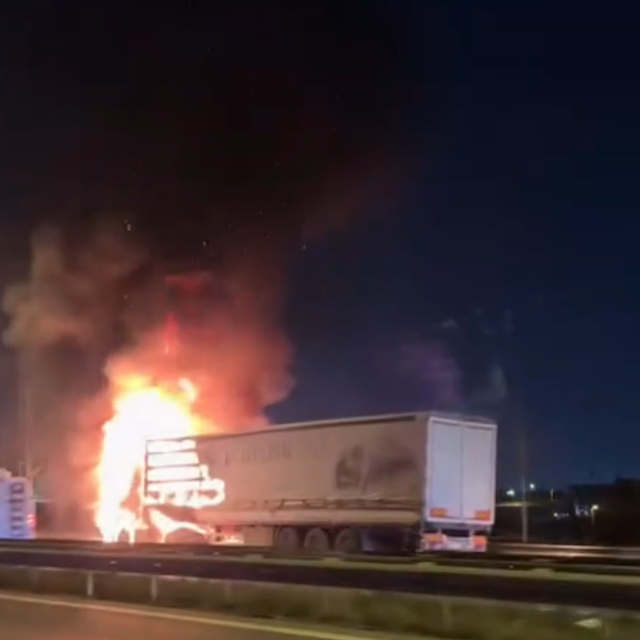 D100 Karayolu Kocaeli geçişinde TIR alev alev yandı, yol 1 saat ulaşıma kap...