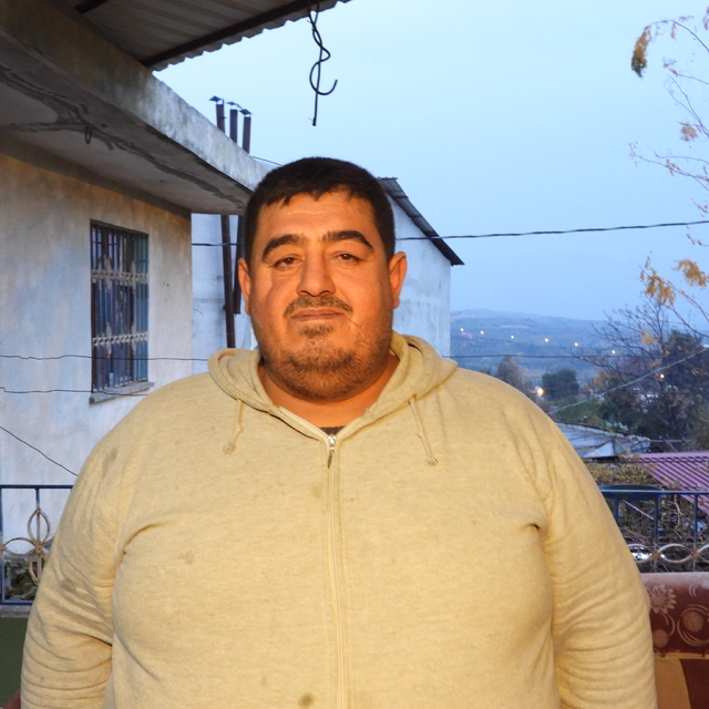 Markete girerken çamurlu ayakkabılarını çıkaran inşaat işçisi: Arkadaşlara...