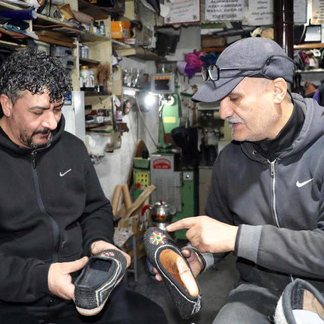 20 metrekarelik atölyesinde 'reşik' ayakkabı üretip Avrupa'ya gönderiyor