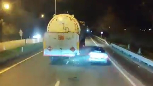 Alkollü sürücünün otomobili, tankerle bariyer arasında sıkıştı; 3 yaralı