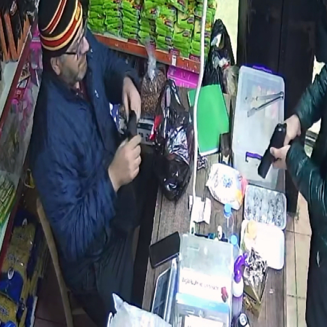 Kuyumcuyu soyamadılar, bakkalın 2 bin lirasını gasbettiler; o anlar kamerad...